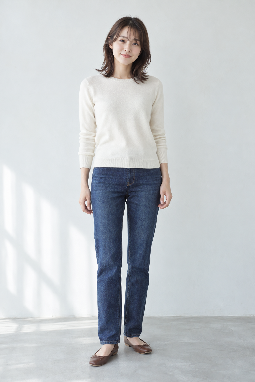 服装変更前のアイボリーニットとデニムを着た成人女性の全身画像